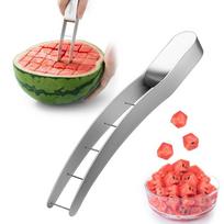 1 vnt. nerūdijančio plieno arbūzo kubelių pjaustytuvas – greitai ir saugiai supjausto šviežius vaisius tobulais kubeliais. Watermelon Slicer