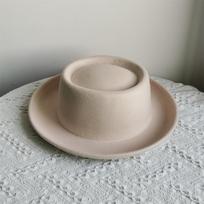 Fedora skrybėlė Pork Pie skrybėlė Tėčio vilnonė plokščia Jazz skrybėlė Moterims Džentelmenui Lošėjui Boater Trilby skrybėlė Skrybėlių plunksnų aksesuarai 56-58cm