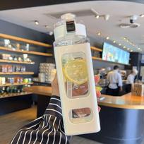 700ml/900ml Sportinis vandens buteliukas Nešiojama gertuvė Tinka lauko sportui Dviračių sportui Plastikinis puodelis Didelės talpos Kvadratinis vandens puodelis 700mL geltona