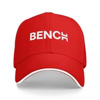 BENCH logotipas, juoda beisbolo kepuraitė su baltu siuvinėtu logotipu ir kontrastinga apdaila, klasikinio gatvės stiliaus kasdieniam dėvėjimui Adjustable