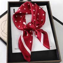 Moteriškas plaukų taškeliais šalis Moteriški šilkiniai kvadratiniai skaros galvos apdangalai moterims Bandana Madingas foulard šaliai Moteriškas kaklaskaris Vasara One Size
