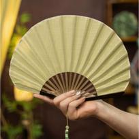Japoniško stiliaus retro kriauklių formos vėduoklis Šilkinis audinys Bambukiniai sulankstomi vėduokliai su pakabuku Vestuviniai rankiniai vėduokliai Vienspalvis lenktas vėduoklio kotas žalia