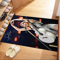 Taylor Swift tiesioginio pasirodymo kvadratiniai kilimai yra puikus pasirinkimas svetainėms, miegamiesiems, namų dekoravimui ir kaip dovanos. 40cmx60cm