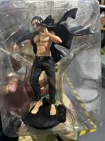 Anime Eren Jaeger figūrėlė Paskutinis sezonas Juodas apsiaustas Kostiumas Modelis Žaislas Anime PVC Veiksmo 185mm Figūrėlė Žaislai Veiksmo figūrėlė No retail box