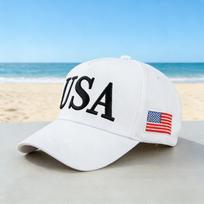 Madinga balta amerikietiška kepurė su užrašu „45-47“, puikiai tinkanti išvykai į paplūdimį, ideali ramiam pasivaikščiojimui prie jūros ar Adjustable