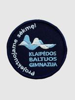 Klaipėdos Baltijos gimnazijos emblema, EMBLEMA: Emblema su prisiuvimu