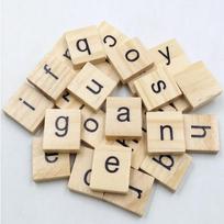 100 vnt. medinių raidžių Scrabble plytelių, medinės Scrabble raidės, raidžių plytelės rankdarbiams, „pasidaryk pats“ dekoravimui, raidžių padėkliukas medinis