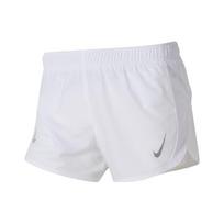 Nike vientisos spalvos elastingi sportiniai šortai moterims, skirti fitneso treniruotėms, greitai džiūstantys, pralaidūs orui. Balti DD5936-100 M