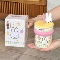 Gimtadienio dovana, vertingas ir mielas Miffy zuikio puodelis su šiaudeliu, berniukų ir mergaičių keraminis puodelis su dangteliu, rankų darbo dovana. 401-500ml