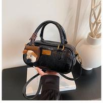 High-end Retro and Simple Handbag, Fashionable Single-shoulder Bag, Casual Commuting Crossbody Bag With pendant juoda