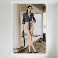Seksuali nuoga moteris su ilgais tamsiais plaukais Betono architektūrinė aplinka Juodai baltai dryžuoti marškiniai Šautuvas Aukštakulniai Batai Siurrealistinis Urb 20x30cm（7.8x11.8inch）