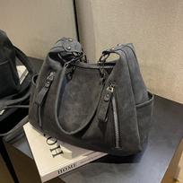 Stylish Synthetic Leather Duffel Bag - Adjustable Shoulder Strap, Multiple Compartments, Black or Khaki, Perfect for Short Trips and Casual Outings juoda