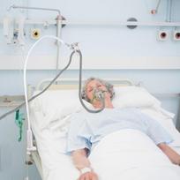 CPAP žarnos laikiklis: Prie lovos esantis strėlės tipo kabliukas vamzdeliams ir APAP grandinei