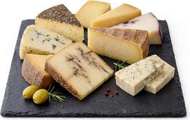 1 kg mišraus sūrio lėkštė, 6-9 gabalėliai įvairių sūrio rūšių, sūrio variacijos, sūrio lėkštė, sūrio rinkinys, "Manchego", kalnų sūris, avies sūris, ožkos sūris