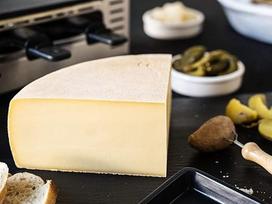 Raclette sūris: Šveicariškas Raclette sūris "RACLETTE SWISS" kaip 1/4 (ketvirčio) sūrio kepaliukas 1,20 kg - vakuuminėje pakuotėje - be laktozės - vegetariška laboratorija - pagamintas iš geriausio vasaros pieno