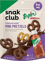 Snak Club Tajin Chocolatey Mini Pretzels Šokoladu dengtos bandelės su aitriųjų paprikų ir laimo prieskoniais Švelnios, be dirbtinių dažiklių Sandariai uždaromas maišelis 8oz