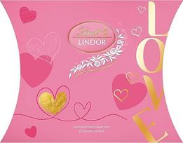 Šokoladas "Lindt" | LINDOR Cushion Strawberry & Cream | 162 g | 13 rutuliukų iš švelnaus pieniško šokolado ir švelnaus tirpstančių braškių įdaro | Valentino dienos šokolado dovana