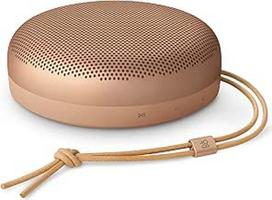 "Bang & Olufsen Beosound A1" (3 kartos) nešiojamasis vandeniui atsparus "Bluetooth" garsiakalbis su 3 mikrofonais, sertifikuotas "Cradle to Cradle", medaus spalvos