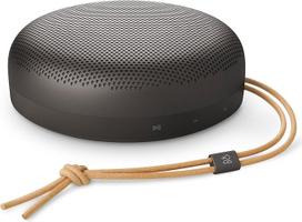 "Bang & Olufsen Beosound A1" (3 kartos) nešiojamasis vandeniui atsparus "Bluetooth" garsiakalbis su 3 mikrofonais, sertifikuotas kaip "Cradle to Cradle" - šiltas granitas
