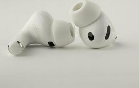 "Comply TrueGrip MAX" "Apple AirPods Pro" (3 kartos) ausų kištukai iš aukščiausios kokybės atminties putų, skirti "Apple AirPods Pro" (3 kartos) "SmartSkin" technologija Puiki triukšmo izoliacija Balta asorti S/M/L, 3 poros