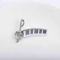 Suasmeninta kūrybinė fortepijono sagė, maži ir elegantiški aksesuarai, išskirtinis ir elegantiškas literatūrinis muzikos instrumentas, korsažas sidabras