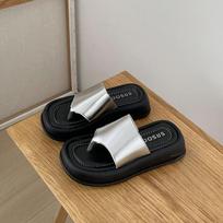 Internet celebrity super fire black thick-soled flip-flops women's summer wear 2025 new skirt lightweight height-enhancing cool slippers 35 sidabras