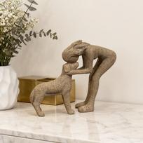 Moteris bučiuoja mažą šunį Dervos figūrėlė Šilta naminio gyvūno sąveikos scena Skulptūra Smiltainio Dervos ornamentas 1Pcs beige
