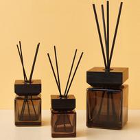 Sandėlyje ruda kvadratinė stiklinė aromaterapijos difuzoriaus buteliuko su mediniu dangteliu Amber; 200ML Empty Bottle + Lid + Fiber Sticks black