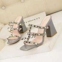 European New Women Sexy Modern Sandals Summer Girl Rivet Band High Heels Shoes Party Chunky Heels Shiny Sandals 34-41 34 pilka spalva