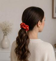 Raudona satino plaukų gumytė su auksiniais ornamentais