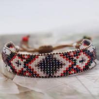 Bohemiško stiliaus gradientinės spalvos ryžių karoliukų pintas apyrankė, Retro mados geometrinių karoliukų papuošalas balta