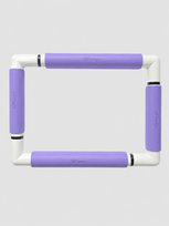 Violetinis plastikinis siuvinėjimo rėmelis su spaustukais 21x29 cm