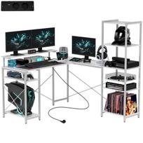 HOMCOM rašomasis stalas, L formos žaidimų stalas su lentyna, kompiuterio stalas su monitoriaus stovu, lizdu, USB įkrovimo prievadu kampinis stalas namų biurui, miegamajam, 137 x 140 x 139,5 cm baltas
