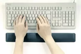 Durable Gelio kilimėlis priešais juodąją klaviatūrą (1)