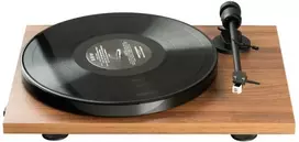 Patefonas Pro-Ject E1 su Audio-Technica AT3600L galvute, graikiško riešuto spalvos