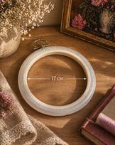 Permatomas apvalus siuvinėjimo lankelis Flexi 17 cm iš elastingo plastiko