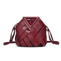 Didelės talpos moteriška pinta rankinė su trikampiu magnetiniu užsegimu - Tuščiavidurė crossbody ir peties rankinė madingoms mamoms ir dukroms vyno raudonos spalvos