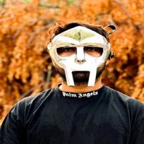 MF doom kaukė be rūdžių ir veidrodžio apdailos beprotiško piktadario kaukė Aliuminio veido šarvų kaukė Cosplay Roleplay Helovino vakarėlio kaukė Geriausia dovana