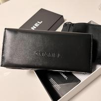 Chanel juodas dygsniuotas PU odinis akinių dėklas, prabangus akinių nuo saulės laikymo dėžutė juoda