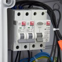 Statybinė elektros skydinė su apsauga 4x230v, Fi40/2/0,03a, išjungiklis