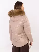 Smėlio spalvos žieminė striukė su kailiu