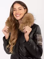 Juoda žieminė striukė su kailiniu gobtuvu