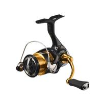 Daiwa 23 Regalis LT1000S sukamas ritės kotas juoda