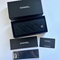 Chanel juodas dygsniuotas audinio akinių dėklas juoda