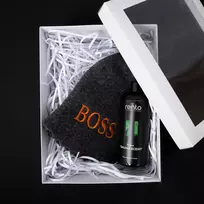 Dovanų rinkinys BOSS dovanų dėžutėje. Kepurė ir kvapioji esencija