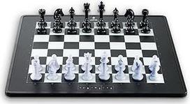 MILLENNIUM eONE M841 elektroninė šachmatų lenta, skirta žaisti internetu "Lichess", "Chess.com" ir "Tornelo" svetainėse. Su 81 šviesos diodu traukiniui rodyti. Integruota ličio jonų baterija ir "Bluetooth" / USB