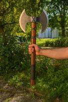 Rankomis kaltas dviašmenis vikingų kirvis - 27 colių Odino anglies plieno kirvis su oda aptraukta medine rankena - šiaurietiško stiliaus kirvis stovyklavimui, kolekcionavimui, išgyvenimo įrangai ar dovanoms