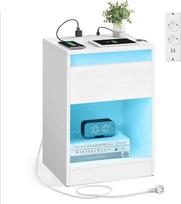 VASAGLE Naktinis staliukas su reguliuojamu LED apšvietimu, staliukas su kištukiniais lizdais, stalčiumi, 2 kintamosios srovės lizdais, 2 USB prievadais, modernus, skirtas miegamajam, svetainei, debesų baltumo LET618T15