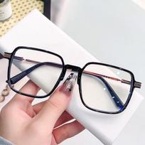Color-Changing Anti-Blue Light Large Frame Glasses: Fashionable, Myopia-Compatible, Slimming Sunglasses with Color-Adaptive and Plain Lenses. juoda rėmo spalva