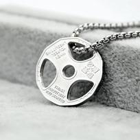 Trendy Men's Titanium Dumbbell Necklace - European American Stainless Steel Fitness Pendant plieno spalva
